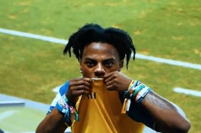 AYX-重返赛场引爆全场！，Karsa意外战胜曼联引发球迷热议的简单介绍